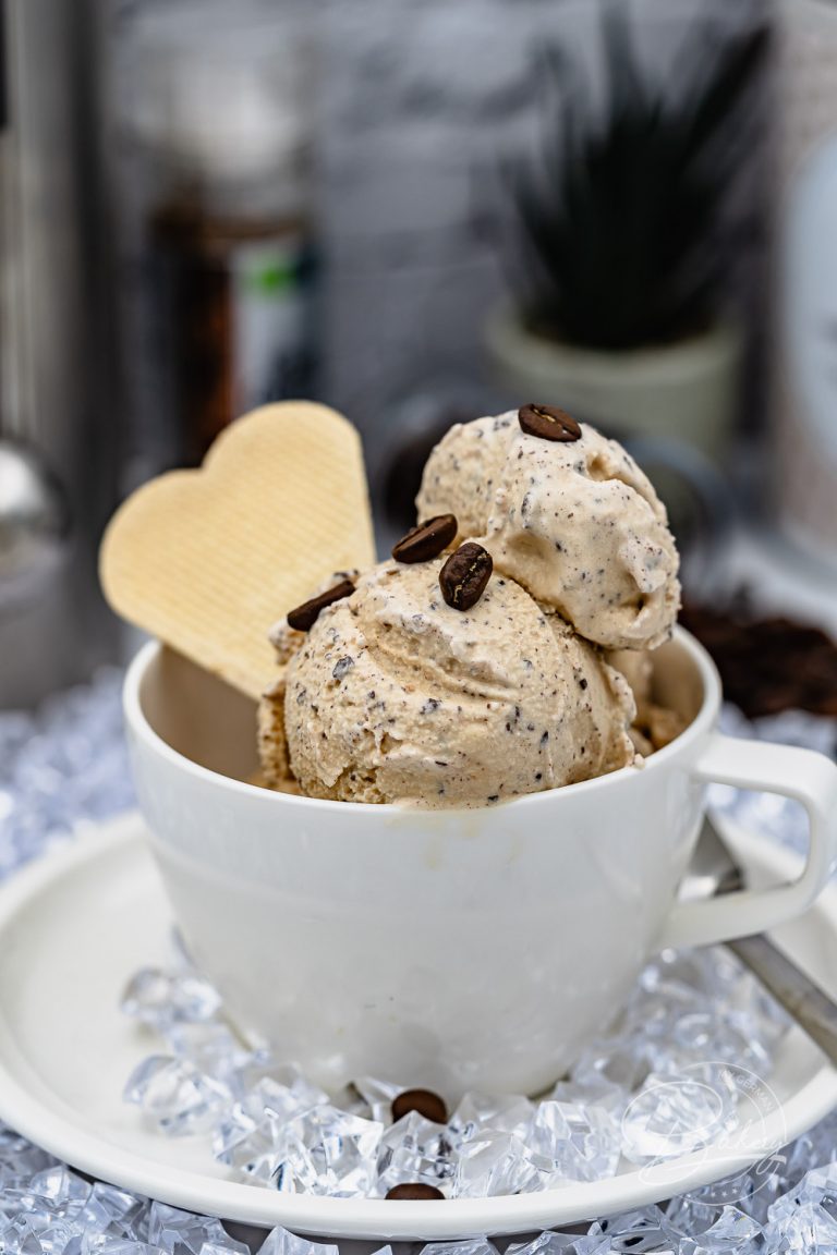 Kaffee Eis Rezept - Cappuccino Eis mit Schokolade - einfaches Rezept wie Eiskaffee, leckere Eiscreme mit Kaffee und Schokoladenstücken. Espresso Kaffee aus unserer Kaffeemaschine für bestes Kaffee Eis und Cappuccino Eis.