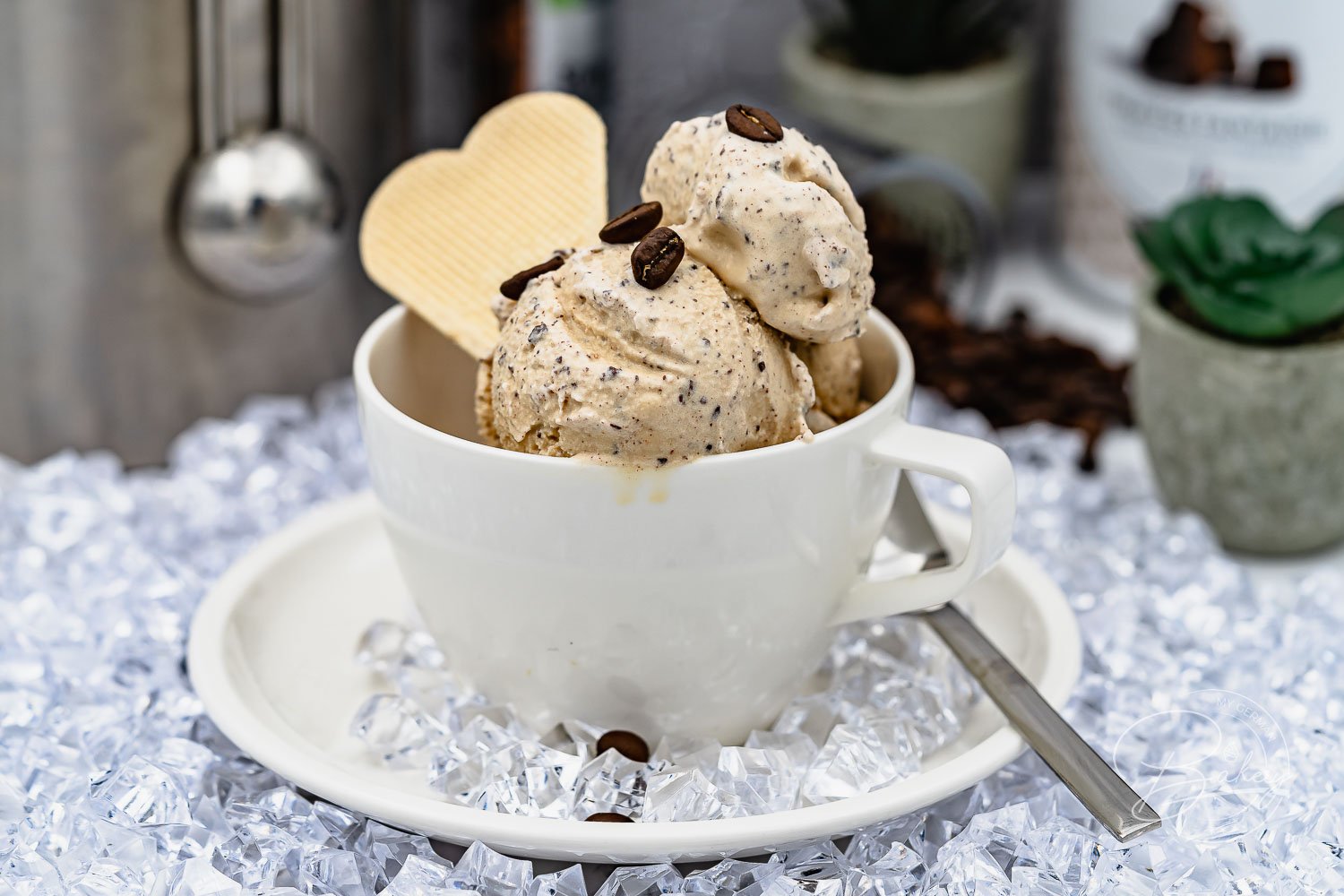 Kaffee Eis Rezept - Cappuccino Eis mit Schokolade - einfaches Rezept wie Eiskaffee, leckere Eiscreme mit Kaffee und Schokoladenstücken. Espresso Kaffee aus unserer Kaffeemaschine für bestes Kaffee Eis und Cappuccino Eis.