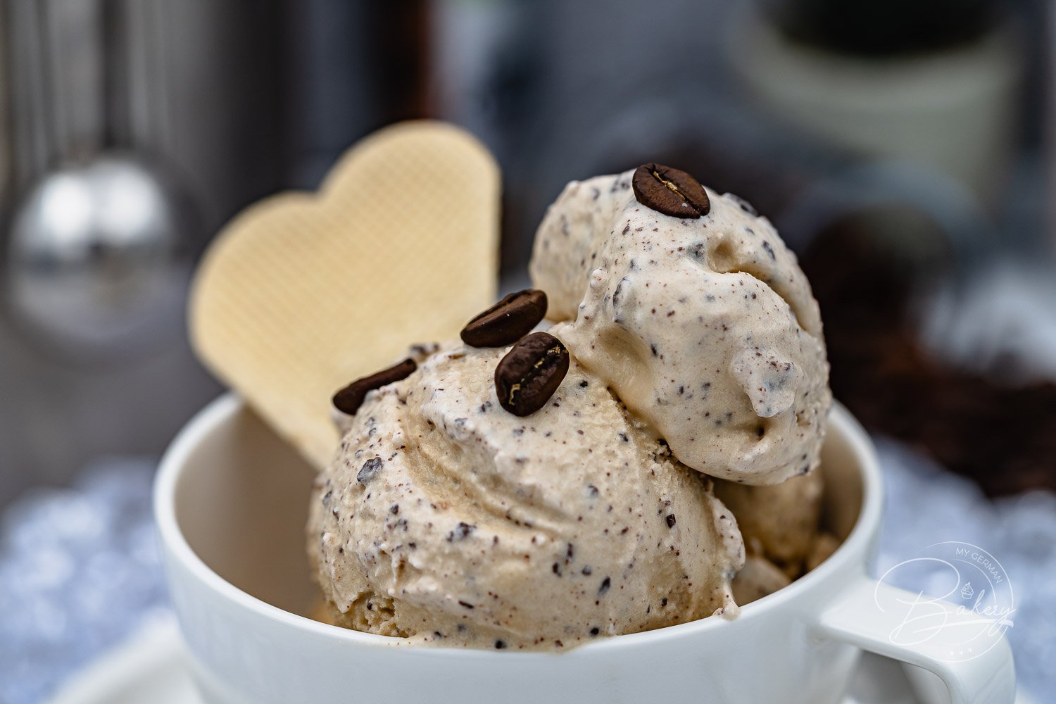 Kaffee Eis Rezept - Cappuccino Eis mit Schokolade - einfaches Rezept wie Eiskaffee, leckere Eiscreme mit Kaffee und Schokoladenstücken. Espresso Kaffee aus unserer Kaffeemaschine für bestes Kaffee Eis und Cappuccino Eis.