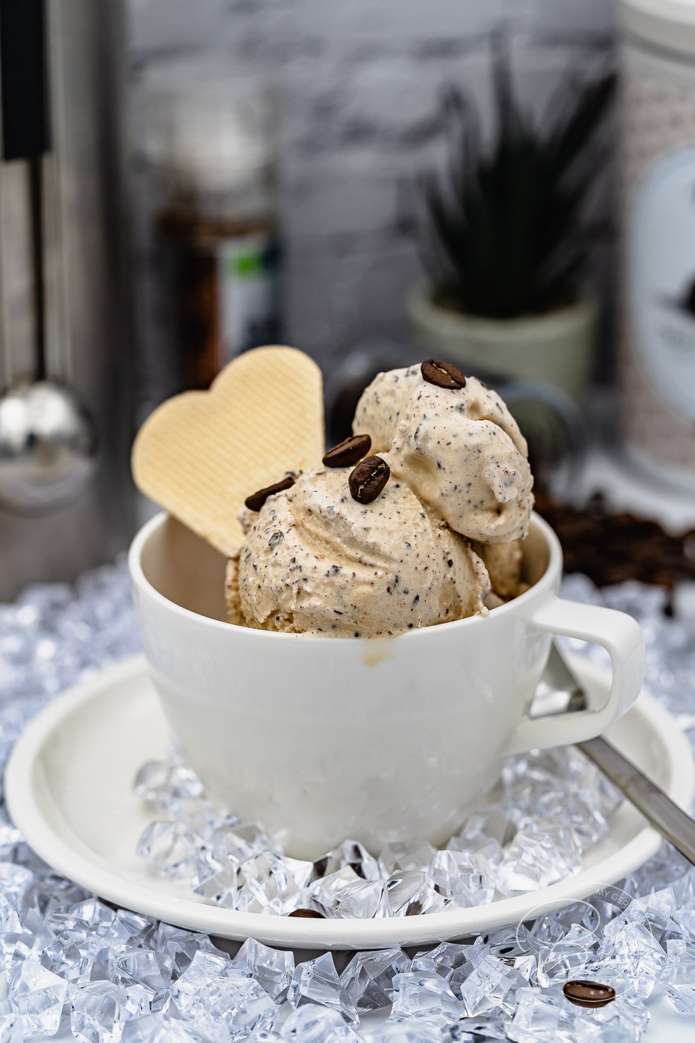 Kaffee Eis Rezept - Cappuccino Eis mit Schokolade - einfaches Rezept wie Eiskaffee, leckere Eiscreme mit Kaffee und Schokoladenstücken. Espresso Kaffee aus unserer Kaffeemaschine für bestes Kaffee Eis und Cappuccino Eis.