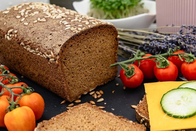 Vollkornbrot Rezept mit Dinkelmehl und Roggenschrot - Dunkles Brot mit Dinkelmehl, Roggenschrot und Rübenkraut oder Zuckerrübensirup. Dunkles Brot Rezept für leckeres Deutsches Brot, das richtig traditionell schmeckt und leicht an Pumpernickel Brot erinnert.